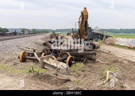 Zerstörte Triebwagen und Container zogen von den freigelegten Gleisen, nachdem ein weiterer Zug durch starken Wind und einen möglichen Tornado in der Nähe von Fort Madis entgleist worden war Stockfoto