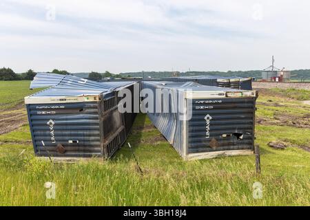 Zerstörte Triebwagen und Container zogen von den freigelegten Gleisen, nachdem ein weiterer Zug durch starken Wind und einen möglichen Tornado in der Nähe von Fort Madis entgleist worden war Stockfoto