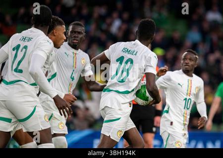 Dublin, Irland. Juni 2025. Ismaila Sarr aus Senegal feiert am 6. Juni 2025 im Aviva Stadium in Dublin, Irland, ein Tor mit Teamkollegen beim Internationalen Freundschaftsspiel zwischen der Republik Irland und Senegal (Foto: Andrew SURMA/ Credit: SIPA USA/Alamy Live News) Stockfoto