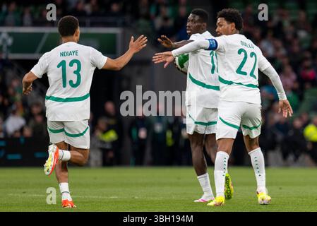 Dublin, Irland. Juni 2025. Ismaila Sarr aus Senegal feiert seine Treffer mit Abdou Diallo aus Senegal und Iliman Ndiaye aus Senegal während des Internationalen Freundschaftsspiels zwischen der Republik Irland und Senegal im Aviva Stadium in Dublin, Irland am 6. Juni 2025 (Foto: Andrew SURMA/ Credit: SIPA USA/Alamy Live News) Stockfoto