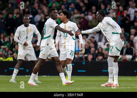 Dublin, Irland. Juni 2025. Ismaila Sarr aus Senegal feiert mit Cherif Ndiaye aus Senegal beim Internationalen Freundschaftsspiel zwischen der Republik Irland und Senegal am 6. Juni 2025 im Aviva Stadium in Dublin, Irland (Foto: Andrew SURMA/ Credit: SIPA USA/Alamy Live News) Stockfoto