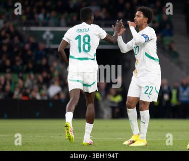 Dublin, Irland. Juni 2025. Ismaila Sarr aus Senegal feiert am 6. Juni 2025 mit Abdou Diallo aus Senegal beim Internationalen Freundschaftsspiel zwischen der Republik Irland und Senegal im Aviva Stadium in Dublin, Irland (Foto: Andrew SURMA/ Credit: SIPA USA/Alamy Live News) Stockfoto