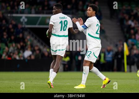 Dublin, Irland. Juni 2025. Ismaila Sarr aus Senegal feiert am 6. Juni 2025 mit Abdou Diallo aus Senegal beim Internationalen Freundschaftsspiel zwischen der Republik Irland und Senegal im Aviva Stadium in Dublin, Irland (Foto: Andrew SURMA/ Credit: SIPA USA/Alamy Live News) Stockfoto