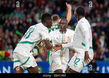 Dublin, Irland. Juni 2025. Ismaila Sarr aus Senegal feiert am 6. Juni 2025 mit Habib Diarra aus Senegal und Cherif Ndiaye aus Senegal beim Internationalen Freundschaftsspiel zwischen der Republik Irland und Senegal im Aviva Stadium in Dublin, Irland (Foto: Andrew SURMA/ Credit: SIPA USA/Alamy Live News) Stockfoto