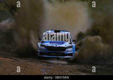 Piombino, Piombino, Italien. Juni 2025. Fahren Sie Nikolay Gryazin und Co-Pilot Konstantin Aleksandrov vom Team Skoda FabiaÂ RS Rally2, sie stehen am 1. Tag des Rennens, während der FIA World Rally Championship WRC Rallye Italia Sardegna 2025, 06 Jun, Sardegan, Ital Credit: Luca Barsali/ZUMA Press Wire/ZUMA Wire/Alamy Live News Stockfoto