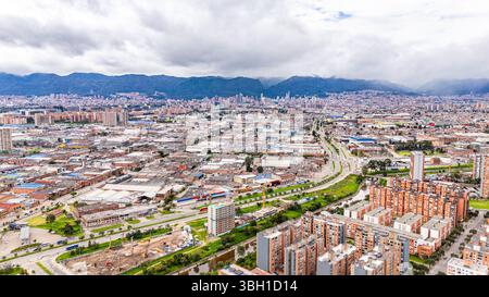 Luftaufnahme von Bogotá, Cundinamarca mit urbaner Landschaft und Bergen im Hintergrund Stockfoto