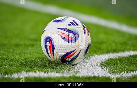 Cardiff City Stadium, Cardiff, Großbritannien. Juni 2025. Qualifikationsgruppe J internationaler Fußball zur FIFA-Weltmeisterschaft, Wales gegen Liechtenstein; der Match-Ball Credit: Action Plus Sports/Alamy Live News Stockfoto