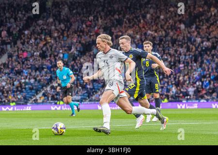 Juni 2025. Glasgow, Großbritannien. Schottland spielte Island in einem internationalen Freundschaftsspiel im schottischen Nationalstadion Hampden Park in Glasgow. Das Finale war Schottland mit 1:3, Island Image von Stefan Teitur Thordarson (I16), der Lewis Ferguson (S19) besiegte. Quelle: Findlay / Alamy Live News Stockfoto