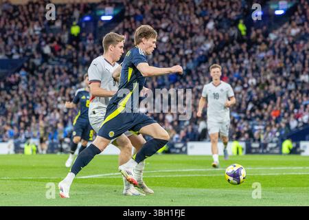 Juni 2025. Glasgow, Großbritannien. Schottland spielte Island in einem internationalen Freundschaftsspiel im schottischen Nationalstadion Hampden Park in Glasgow. Das Ergebnis war Schottland mit 1:3 Island . Scott McTominay (S4) übertrifft Isak Bergmann Johannesson (I6). Quelle: Findlay / Alamy Live News Stockfoto