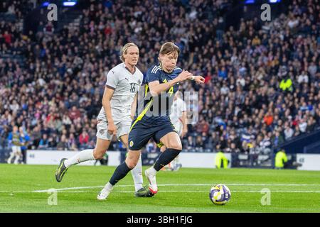 Juni 2025. Glasgow, Großbritannien. Schottland spielte Island in einem internationalen Freundschaftsspiel im schottischen Nationalstadion Hampden Park in Glasgow. Das Ergebnis war Schottland mit 1:3 Island . Scott McTominay (S4) übertrifft Stefan Teitur Thordarson (I16). Quelle: Findlay / Alamy Live News Stockfoto