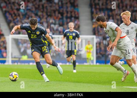 Juni 2025. Glasgow, Großbritannien. Schottland spielte Island in einem internationalen Freundschaftsspiel im schottischen Nationalstadion Hampden Park in Glasgow. Das Finale war Schottland 1:3 Island. Bild von Max Johnston (S22), kurz davor, von Mikael Egill Ellertsson (I24) angegriffen zu werden. Quelle: Findlay / Alamy Live News Stockfoto