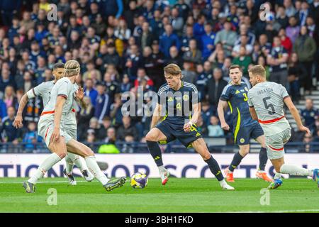 Juni 2025. Glasgow, Großbritannien. Schottland spielte Island in einem internationalen Freundschaftsspiel im schottischen Nationalstadion Hampden Park in Glasgow. Das Finale war Schottland mit 1:3, Island Scott McTominay (S4), wobei der Ball von Stefan Teitur Thorsteinsson (16) angegriffen werden sollte. Credit: Findlay / Alamy Live News Stockfoto