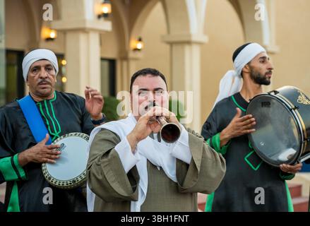 Doha, Katar. Juni 2025. Künstler treten im Katara Cultural Village am ersten Tag des Eid al-Adha-Feiertags in Doha, Katar, am 6. Juni 2025 auf. Muslime auf der ganzen Welt feiern Eid al-Adha, das das Ende der jährlichen Pilgerreise in die heilige Saudi-Stadt Mekka markiert und Abrahams Bereitschaft gedenkt, seinen Sohn Gott zu opfern (Foto: Noushad Thekkayil/NurPhoto). Quelle: NurPhoto SRL/Alamy Live News Stockfoto