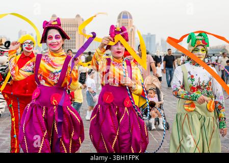 Doha, Katar. Juni 2025. Künstler treten im Katara Cultural Village am ersten Tag des Eid al-Adha-Feiertags in Doha, Katar, am 6. Juni 2025 auf. Muslime auf der ganzen Welt feiern Eid al-Adha, das das Ende der jährlichen Pilgerreise in die heilige Saudi-Stadt Mekka markiert und Abrahams Bereitschaft gedenkt, seinen Sohn Gott zu opfern (Foto: Noushad Thekkayil/NurPhoto). Quelle: NurPhoto SRL/Alamy Live News Stockfoto