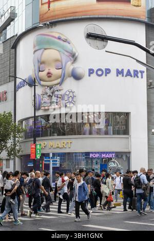Straßenszene vor dem POP MART Global Flagship Store an der Nanjing East Road in Shanghai, China, am Montag, den 14. Oktober 2024. Stockfoto