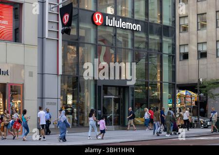 Außenansicht des Lululemon Flagship Stores an der 5th Avenue in New York City. Lululemon ist ein kanadischer multinationaler Einzelhändler für Sportbekleidung. Stockfoto