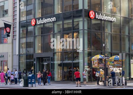 Außenansicht des Lululemon Flagship Stores an der 5th Avenue in New York City. Lululemon ist ein kanadischer multinationaler Einzelhändler für Sportbekleidung. Stockfoto