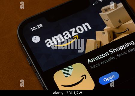 Die Amazon Shopping App wird im App Store auf dem Bildschirm eines iPhone angezeigt. Stockfoto