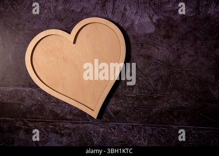 Foto eines geschnitzten Herz, auf einem weißen Hintergrund. Zwei Fotos für große Datei zusammengeführt. Beschneidungspfad enthalten. Stockfoto