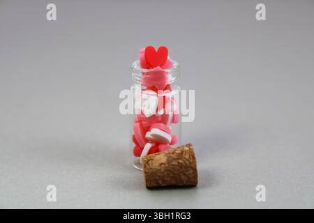 Glasflasche gefüllt mit Herzen Stockfoto