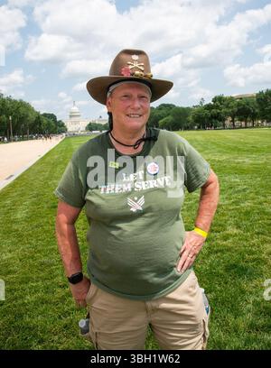 Washington DC 6. Juni 2025 USA: Vicky Hudson, ein pensionierter Oberst der Armee und ein Out 'Butch Deich, posiert in der Nähe der US-Hauptstadt während der D Day Jubiläumsveranstaltung in Washington DC. Militärveteranen, einige Transgender treffen sich in der National Mall in Washington DC, um den 81. Jahrestag des D-Day zu feiern. Patsy Lynch/MediaPunch Credit: MediaPunch Inc/Alamy Live News Stockfoto
