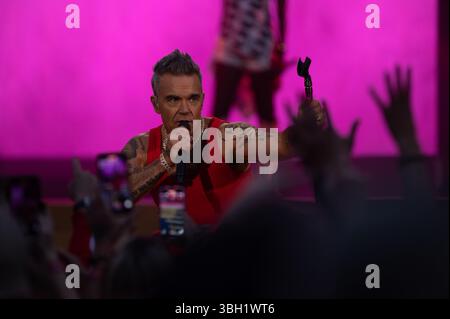 London, Vereinigtes Königreich. Juni 2025. Robbie Williams bringt seine sehnsüchtig erwartete Britpop-Tour ins Emirates Stadium von Arsenal. Cristina Massei/Alamy Live News AB 6. JUNI 2026 NICHT MEHR VERFÜGBAR Stockfoto