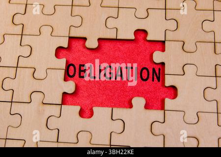 Das fehlende Puzzleteil zeigt das Wort Obligation auf rotem Hintergrund und symbolisiert Lücken in Verantwortlichkeiten und Aufgaben. Stockfoto