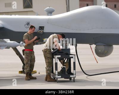 Der 432nd Aircraft Maintenance Squadron zugeordnete Luftwaffenflugzeuge bereiten am 2. Juni 2025 ein ferngesteuertes MQ-9 Reaper für den Start auf der Creech Air Force Base in Nevada vor. Flugzeugwartungsspezialisten führen eine Vielzahl von Aufgaben aus, von der grundlegenden Wartung und Reparatur bis zur Vorbereitung des Flugzeugs auf Missionen, einschließlich des Ladens von Waffen. Sie arbeiten auch mit anderen Spezialisten zusammen, um sicherzustellen, dass das Flugzeug für die zugewiesenen Missionen bereit ist. (Foto der U.S. Air Force von Senior Airman Renee Blundon) Stockfoto