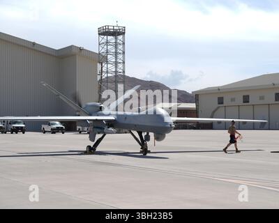Marcos Gallegos, Senior Airman der US Air Force, Crewchef der 432nd Aircraft Maintenance Squadron, entfernt ein Kommunikationskabel während des Motorstarts auf der Creech Air Force Base, Nevada, am 2. Juni 2025. Dieses ferngesteuerte Flugzeug wird von 432nd Wing Airmen geflogen, die sich ihrer Mission des beständigen Angriffs und der Aufklärung zur Verteidigung der Vereinigten Staaten widmen. (Foto der U.S. Air Force von Senior Airman Renee Blundon) Stockfoto