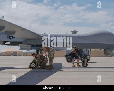 Die der 432nd Aircraft Maintenance Squadron zugeordneten US Air Force Airmen führen die letzten Vorbereitungen für ein ferngesteuertes MQ-9 Reaper vor dem Start auf der Creech Air Force Base, Nevada, am 2. Juni 2025 durch. Die Mission der 432nd Aircraft Maintenance Squadron ist es, sicherzustellen, dass die Reapers, die der Creech AFB zugewiesen sind, kampfbereit sind und in der Lage sind, ihre zugewiesenen Rollen auszuüben. (Foto der U.S. Air Force von Senior Airman Renee Blundon) Stockfoto