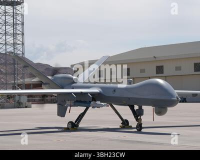 Marcos Gallegos, Senior Airman der US Air Force, Crewchef der 432nd Aircraft Maintenance Squadron, entfernt ein Kommunikationskabel während des Motorstarts auf der Creech Air Force Base, Nevada, am 2. Juni 2025. Dieses ferngesteuerte Flugzeug wird von 432nd Wing Airmen geflogen, die sich ihrer Mission des beständigen Angriffs und der Aufklärung zur Verteidigung der Vereinigten Staaten widmen. (Foto der U.S. Air Force von Senior Airman Renee Blundon) Stockfoto