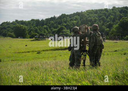 US-Soldaten, die dem 3. Geschwader, 2. Kavallerie-Regiment zugewiesen sind, errichten das kognitive Radar EchoShield während des Projekts Flytrap im Joint Multinational Readiness Center, Hohenfels Training Area, Hohenfels, Deutschland, 6. Juni. 2025. das Mittelstreckenradar ermittelte Frequenzen unbemannter Luftsysteme und lieferte Soldaten der Bodenstreitkräfte Echtzeit-Standortdaten auf ihren Endnutzergeräten. (Foto der US-Armee von SPC. Elijah Magaña) Stockfoto