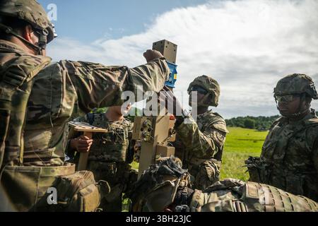 US-Soldaten, die dem 3. Geschwader, 2. Kavallerie-Regiment zugewiesen sind, errichten das kognitive Radar EchoShield während des Projekts Flytrap im Joint Multinational Readiness Center, Hohenfels Training Area, Hohenfels, Deutschland, 6. Juni. 2025. das Mittelstreckenradar ermittelte Frequenzen unbemannter Luftsysteme und lieferte Soldaten der Bodenstreitkräfte Echtzeit-Standortdaten auf ihren Endnutzergeräten. (Foto der US-Armee von SPC. Elijah Magaña) Stockfoto