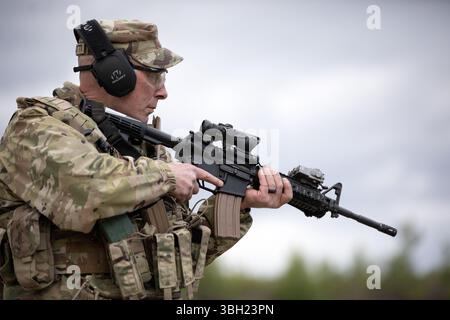 Grant Pettinotti, ein Infanterie-Mann der Avalanche Company, 1. Bataillon, 297. Infanterieregiment, überwacht sein Ziel, während er am 3. Juni 2025 im Match des Adjutanten General auf der Joint Base Elmendorf-Richardson in Alaska antritt. TAG Match, das vom Waffenmeisterprogramm der Alaska National Guard veranstaltet und organisiert wurde, war ein mehrtägiger Wettkampf, bei dem die reflexiven und präzisen Schießfähigkeiten der Teilnehmer sowohl mit Gewehr als auch mit Pistole getestet wurden. Alaska Air und Army National Guardsmen aus dem ganzen Bundesstaat, Fallschirmjäger der 11. Luftlandedivision, Stockfoto