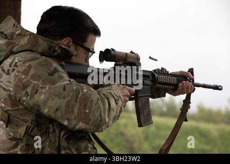 Alejandro Romero, ein Spezialflieger der 210th Rescue Squadron, feuert seinen M4-Karabiner ab, während er am 5. Juni 2025 im Match des Adjutant General auf der Joint Base Elmendorf-Richardson in Alaska antritt. TAG Match, das vom Waffenmeisterprogramm der Alaska National Guard veranstaltet und organisiert wurde, war ein mehrtägiger Wettkampf, bei dem die reflexiven und präzisen Schießfähigkeiten der Teilnehmer sowohl mit Gewehr als auch mit Pistole getestet wurden. Alaska Air und Army National Guardsmen aus dem ganzen Bundesstaat, Fallschirmjäger der Armee mit der 11. Airborne Division, Coast Guardsmen aus Stockfoto
