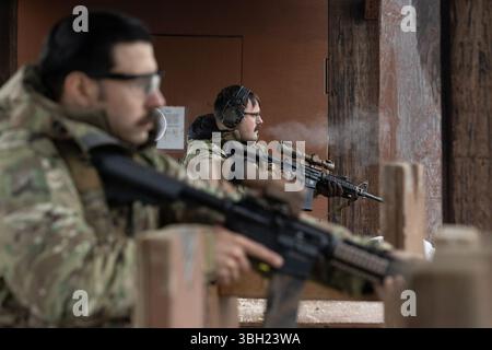 Alaska Air und Army National Guardsmen aus dem ganzen Bundesstaat, Fallschirmjäger der 11. Luftlandedivision, Küstenwache aus dem Sektor Western Alaska und der US Arctic und ein Mitglied der Alaska State Defense Force, kämpfen am 5. Juni 2025 im Match des Adjutant General auf der Joint Base Elmendorf-Richardson, Alaska. TAG Match, das vom Waffenmeisterprogramm der Alaska National Guard veranstaltet und organisiert wurde, war ein mehrtägiger Wettkampf, bei dem die reflexiven und präzisen Schießfähigkeiten der Teilnehmer sowohl mit Gewehr als auch mit Pistole getestet wurden. (Foto der Alaska Nationalgarde von Alejandro Peña) Stockfoto