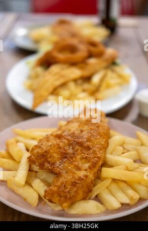Fisch und Chips serviert auf Teller Stockfoto