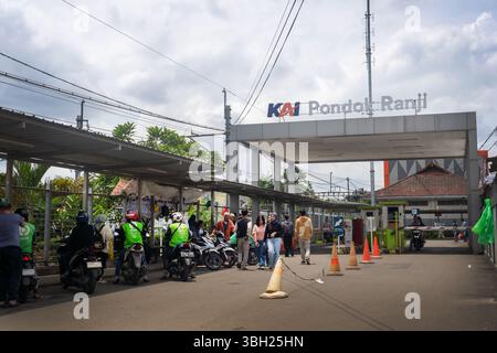 Jakarta, Indonesien - 9. Februar 2025: Eine Gruppe von Menschen steht vor einem Gebäude mit einem Schild, auf dem KAI Pondok Ranji steht. Die Szene ist sehr beschäftigt und unruhig Stockfoto