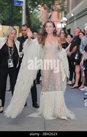 NEW YORK, NEW YORK - JUNI 06: Miley Cyrus kommt bei der Uraufführung von Something Beautiful with Miley Cyrus während des Tribeca Festivals 2025 im Beacon Theatre am 6. Juni 2025 in New York City an. Die Popikone präsentierte ihr visuelles Album während einer speziellen Vorführung und Live-Unterhaltung im Rahmen des Spotlight-Programms des Festivals. (Foto: Giada Papini Rampelotto/EuropaNewswire). Quelle: Europa Newswire/Alamy Live News Stockfoto