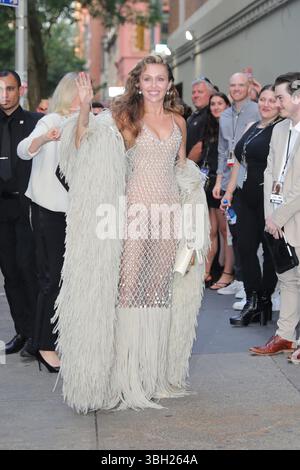 NEW YORK, NEW YORK - JUNI 06: Miley Cyrus kommt bei der Uraufführung von Something Beautiful with Miley Cyrus während des Tribeca Festivals 2025 im Beacon Theatre am 6. Juni 2025 in New York City an. Die Popikone präsentierte ihr visuelles Album während einer speziellen Vorführung und Live-Unterhaltung im Rahmen des Spotlight-Programms des Festivals. (Foto: Giada Papini Rampelotto/EuropaNewswire). Quelle: Europa Newswire/Alamy Live News Stockfoto