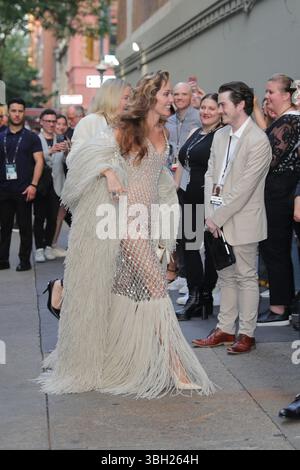 NEW YORK, NEW YORK - JUNI 06: Miley Cyrus kommt bei der Uraufführung von Something Beautiful with Miley Cyrus während des Tribeca Festivals 2025 im Beacon Theatre am 6. Juni 2025 in New York City an. Die Popikone präsentierte ihr visuelles Album während einer speziellen Vorführung und Live-Unterhaltung im Rahmen des Spotlight-Programms des Festivals. (Foto: Giada Papini Rampelotto/EuropaNewswire). Quelle: Europa Newswire/Alamy Live News Stockfoto