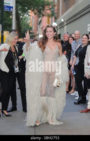 New York, NY, USA. Juni 2025. NEW YORK, NEW YORK - JUNI 06: Miley Cyrus kommt bei der Uraufführung von Something Beautiful with Miley Cyrus während des Tribeca Festivals 2025 im Beacon Theatre am 6. Juni 2025 in New York City an. Die Pop-Ikone präsentierte ihr visuelles Album während einer speziellen Vorführung und Live-Unterhaltung im Rahmen des Spotlight-Programms des Festivals. (Kreditbild: © Luiz Rampelotto/ZUMA Press Wire) NUR REDAKTIONELLE VERWENDUNG! Nicht für kommerzielle ZWECKE! Stockfoto