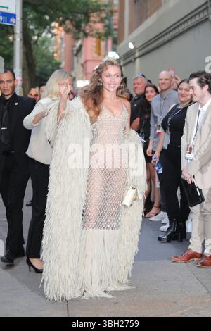 New York, NY, USA. Juni 2025. NEW YORK, NEW YORK - JUNI 06: Miley Cyrus kommt bei der Uraufführung von Something Beautiful with Miley Cyrus während des Tribeca Festivals 2025 im Beacon Theatre am 6. Juni 2025 in New York City an. Die Pop-Ikone präsentierte ihr visuelles Album während einer speziellen Vorführung und Live-Unterhaltung im Rahmen des Spotlight-Programms des Festivals. (Kreditbild: © Luiz Rampelotto/ZUMA Press Wire) NUR REDAKTIONELLE VERWENDUNG! Nicht für kommerzielle ZWECKE! Stockfoto