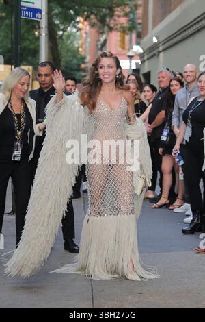 NEW YORK, NEW YORK - JUNI 06: Miley Cyrus kommt bei der Uraufführung von Something Beautiful with Miley Cyrus während des Tribeca Festivals 2025 im Beacon Theatre am 6. Juni 2025 in New York City an. Die Popikone präsentierte ihr visuelles Album während einer speziellen Vorführung und Live-Unterhaltung im Rahmen des Spotlight-Programms des Festivals. (Foto: Giada Papini Rampelotto/EuropaNewswire/SIPA USA). Stockfoto