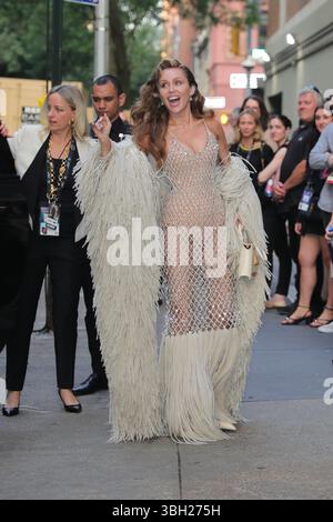 NEW YORK, NEW YORK - JUNI 06: Miley Cyrus kommt bei der Uraufführung von Something Beautiful with Miley Cyrus während des Tribeca Festivals 2025 im Beacon Theatre am 6. Juni 2025 in New York City an. Die Popikone präsentierte ihr visuelles Album während einer speziellen Vorführung und Live-Unterhaltung im Rahmen des Spotlight-Programms des Festivals. (Foto: Giada Papini Rampelotto/EuropaNewswire/SIPA USA). Stockfoto