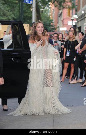 New York, NY, USA. Juni 2025. NEW YORK, NEW YORK - JUNI 06: Miley Cyrus kommt bei der Uraufführung von Something Beautiful with Miley Cyrus während des Tribeca Festivals 2025 im Beacon Theatre am 6. Juni 2025 in New York City an. Die Pop-Ikone präsentierte ihr visuelles Album während einer speziellen Vorführung und Live-Unterhaltung im Rahmen des Spotlight-Programms des Festivals. (Kreditbild: © Luiz Rampelotto/ZUMA Press Wire) NUR REDAKTIONELLE VERWENDUNG! Nicht für kommerzielle ZWECKE! Stockfoto