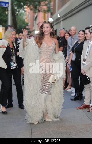 New York, NY, USA. Juni 2025. NEW YORK, NEW YORK - JUNI 06: Miley Cyrus kommt bei der Uraufführung von Something Beautiful with Miley Cyrus während des Tribeca Festivals 2025 im Beacon Theatre am 6. Juni 2025 in New York City an. Die Pop-Ikone präsentierte ihr visuelles Album während einer speziellen Vorführung und Live-Unterhaltung im Rahmen des Spotlight-Programms des Festivals. (Kreditbild: © Luiz Rampelotto/ZUMA Press Wire) NUR REDAKTIONELLE VERWENDUNG! Nicht für kommerzielle ZWECKE! Stockfoto