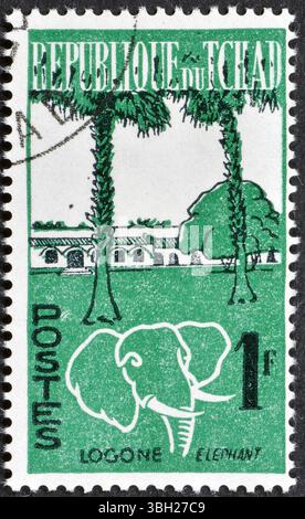 Gestempelte Briefmarke von Tschad, die Lagune und Elefant zeigt, um 1962. Stockfoto