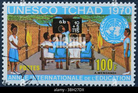 Gestempelte Briefmarke, gedruckt vom Tschad, die das Internationale Bildungsjahr um 1970 fördert. Stockfoto