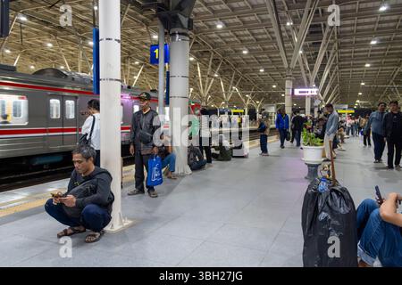 Jakarta, Indonesien - 9. Februar 2025: Bahnhof Manggarai mit gelber Linie am Boden. Die Leute stehen auf der Plattform Stockfoto